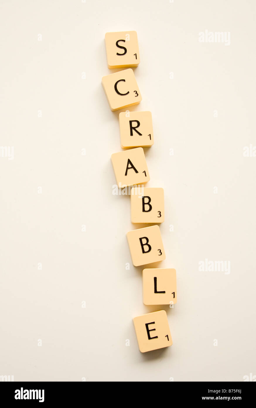 Scrabble Fliesen vertikal angeordnet. Stockfoto