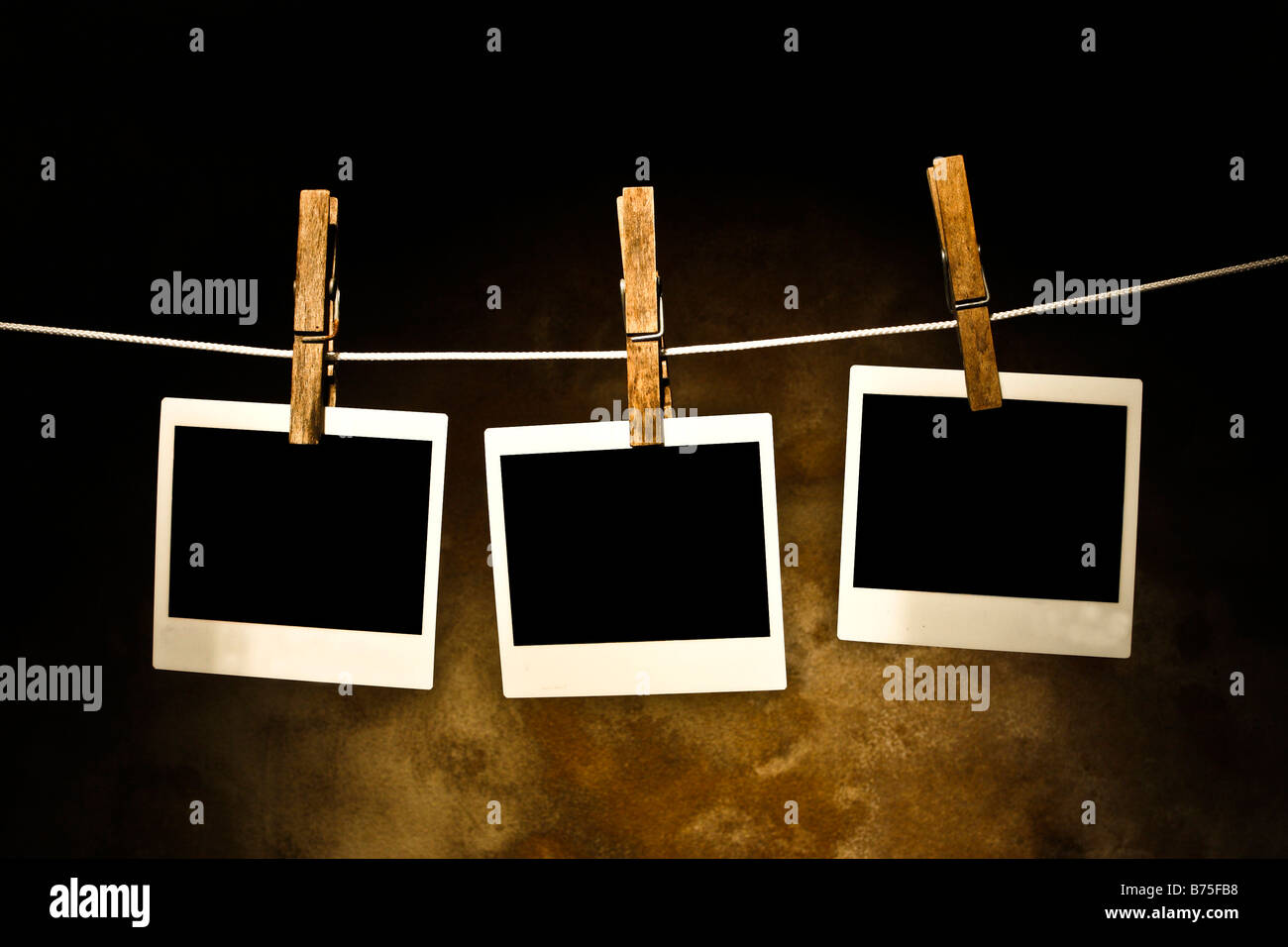 klassische alte Polaroid-Foto Held von Wäscheklammern mit Grunge Hintergrund Stockfoto