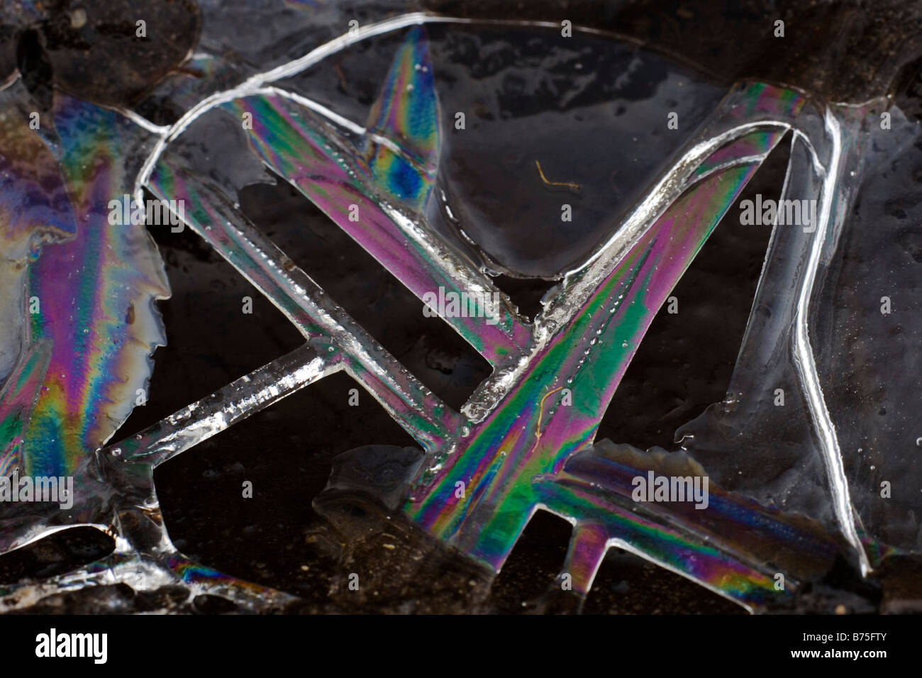 prismatischen Farben in das Eis in eine Pfütze Stockfoto
