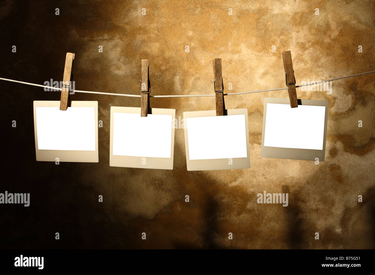 klassische alte Polaroid-Foto Held von Wäscheklammern mit Grunge Hintergrund Stockfoto