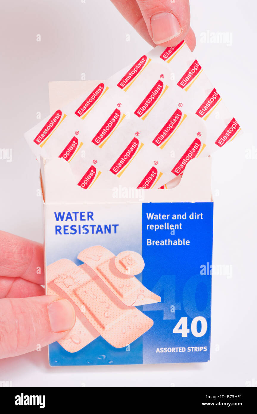 Elastoplast wasserfeste Pflaster in einem Paket zur medizinischen Anwendung auf verletzter Haut des Menschen Stockfoto