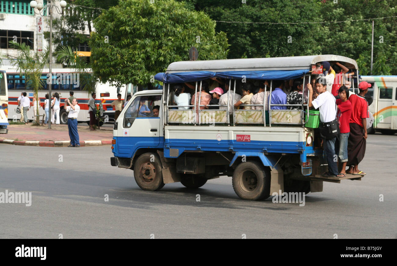 Myanmar-Leute gehen zur Arbeit mit öffentlichen Verkehrsmitteln Stockfoto