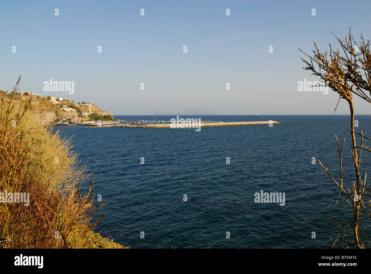 Campi Flegrei, Kampanien, Italien, die Küste und den kleinen Hafen von Acqua Morta (totes Wasser) Stockfoto