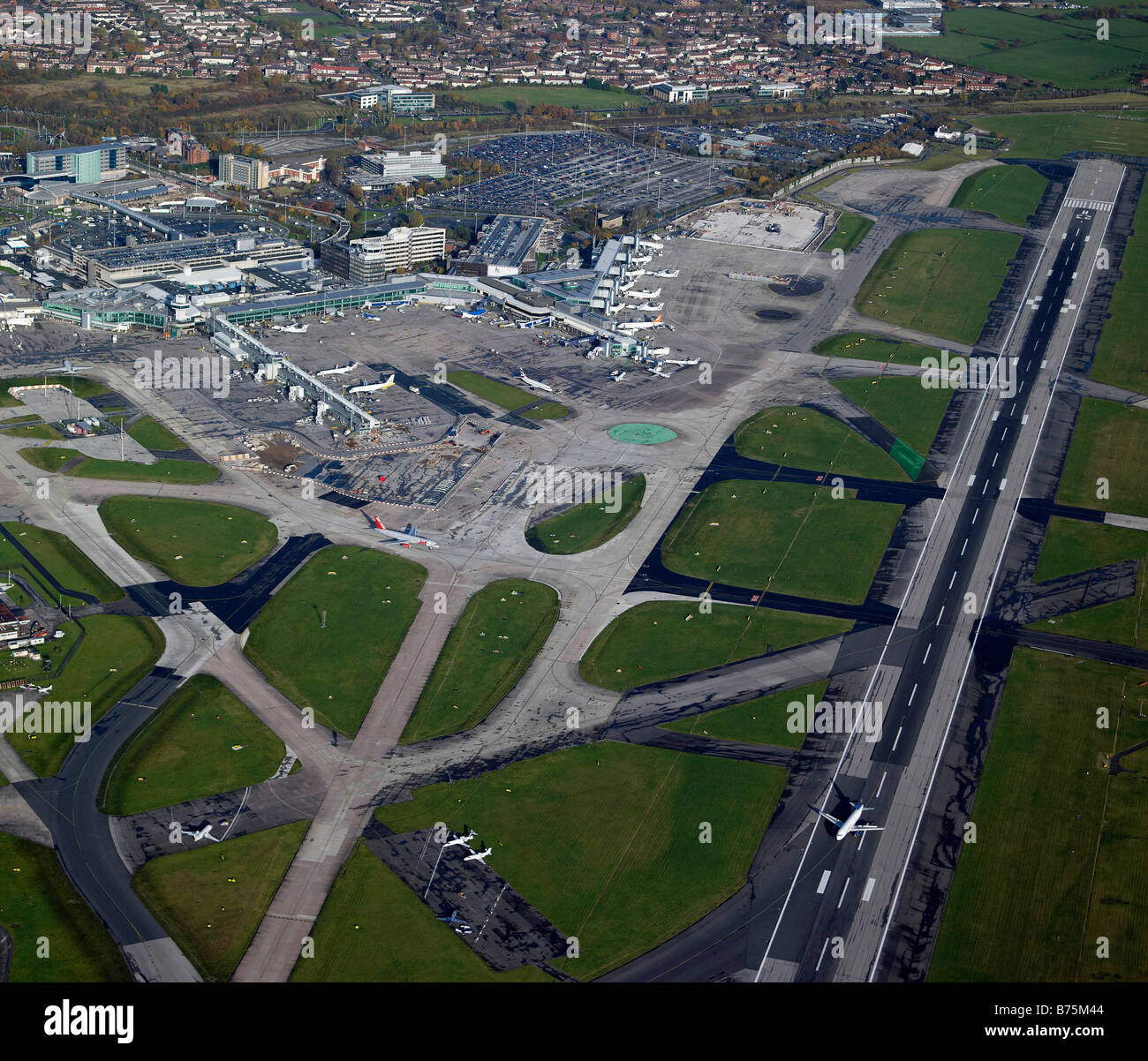Manchester Flughafen aus der Luft, Nordengland Stockfoto