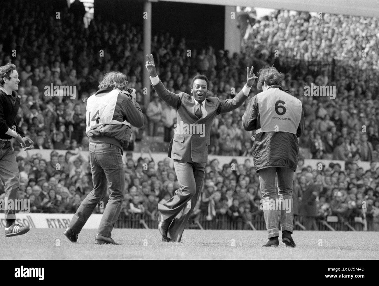 ARSENAL V ASTON VILLA in HIGHBURY 1981 Fußball-Legende Pele begrüßt das Publikum vor dem Spiel Stockfoto