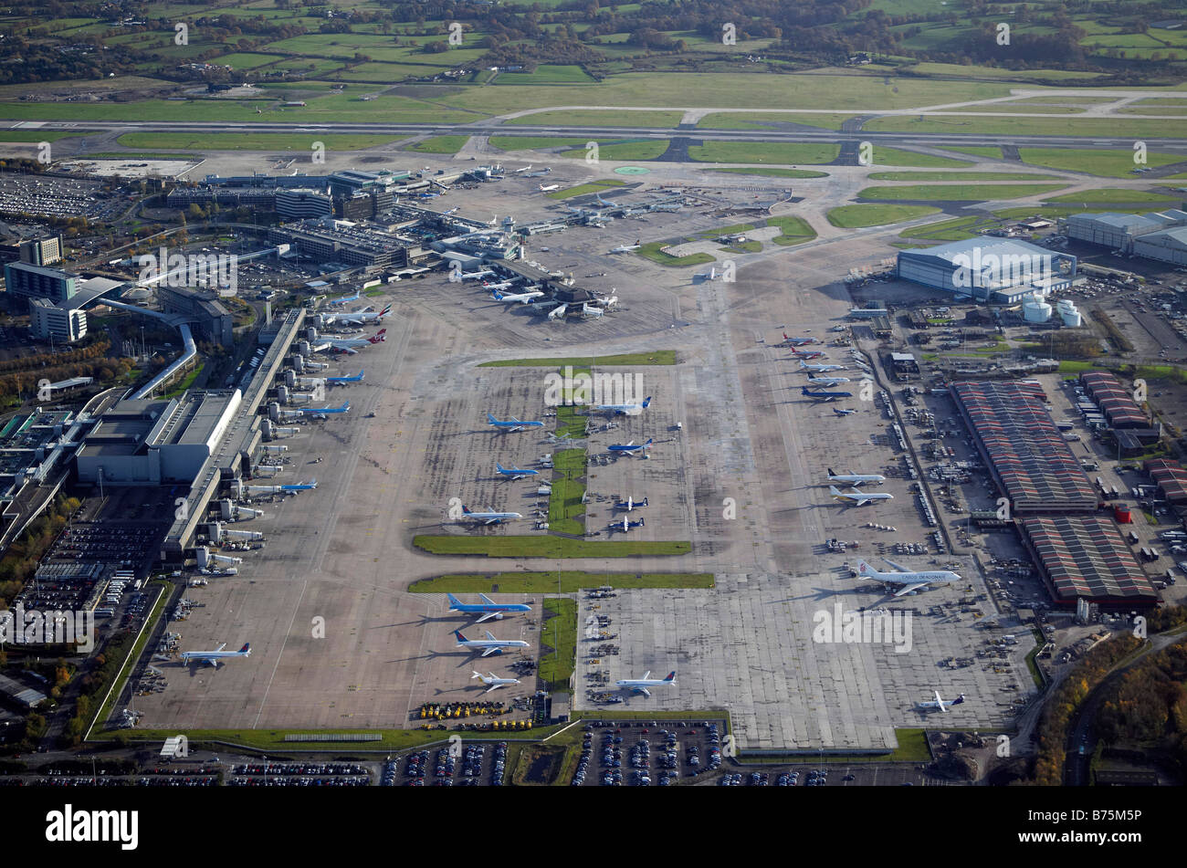 Manchester Flughafen aus der Luft, Nordengland Stockfoto