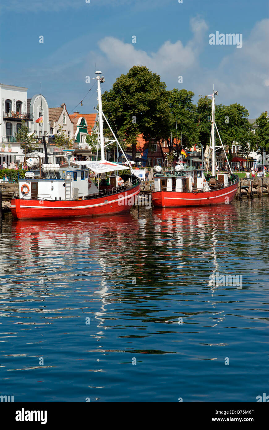 Angelboote/Fischerboote Futter Warnemünde Hafen Deutschland Stockfoto