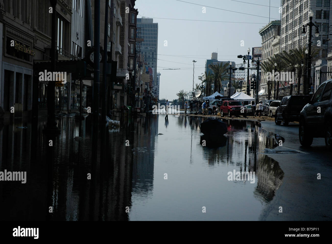 Neue Fernsehteams einrichten auf Canal St-New-Orleans in der Nachmahd des Hurrikans Katrina Stockfoto