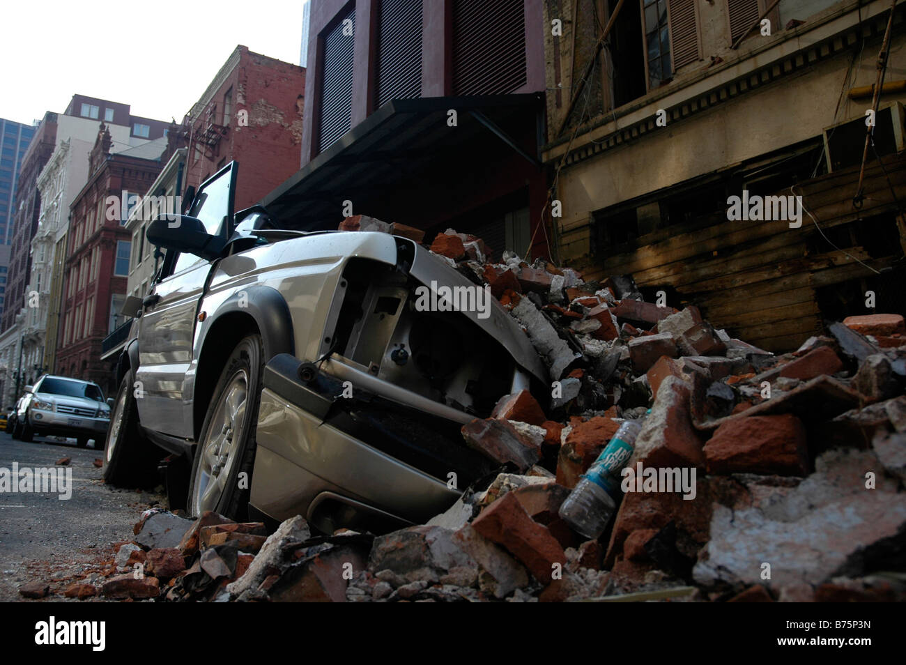 Land Rover Discovery zerquetscht durch fallende Mauerwerk während des Hurrikans Katrina Stockfoto