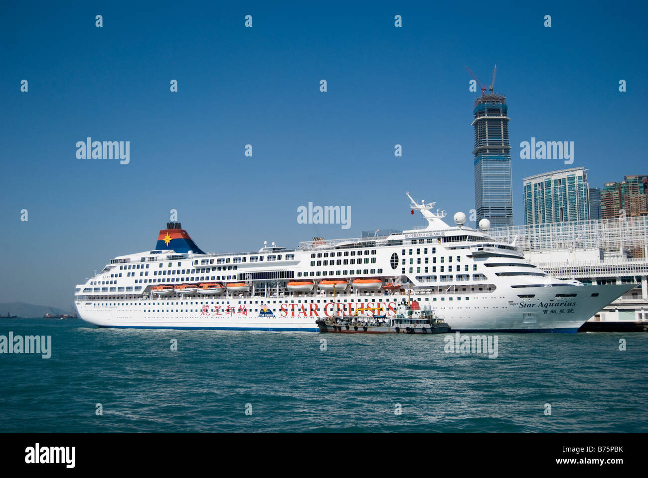 Star Cruises Kreuzfahrtschiff am Liegeplatz, Harbour City, Tsim Sha Tsui, Kowloon Halbinsel, Hongkong, Volksrepublik China Stockfoto