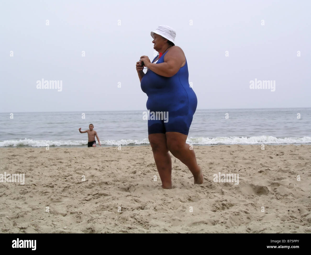 Eine große dicke Frau am Strand von Sopot, Polen Stockfoto