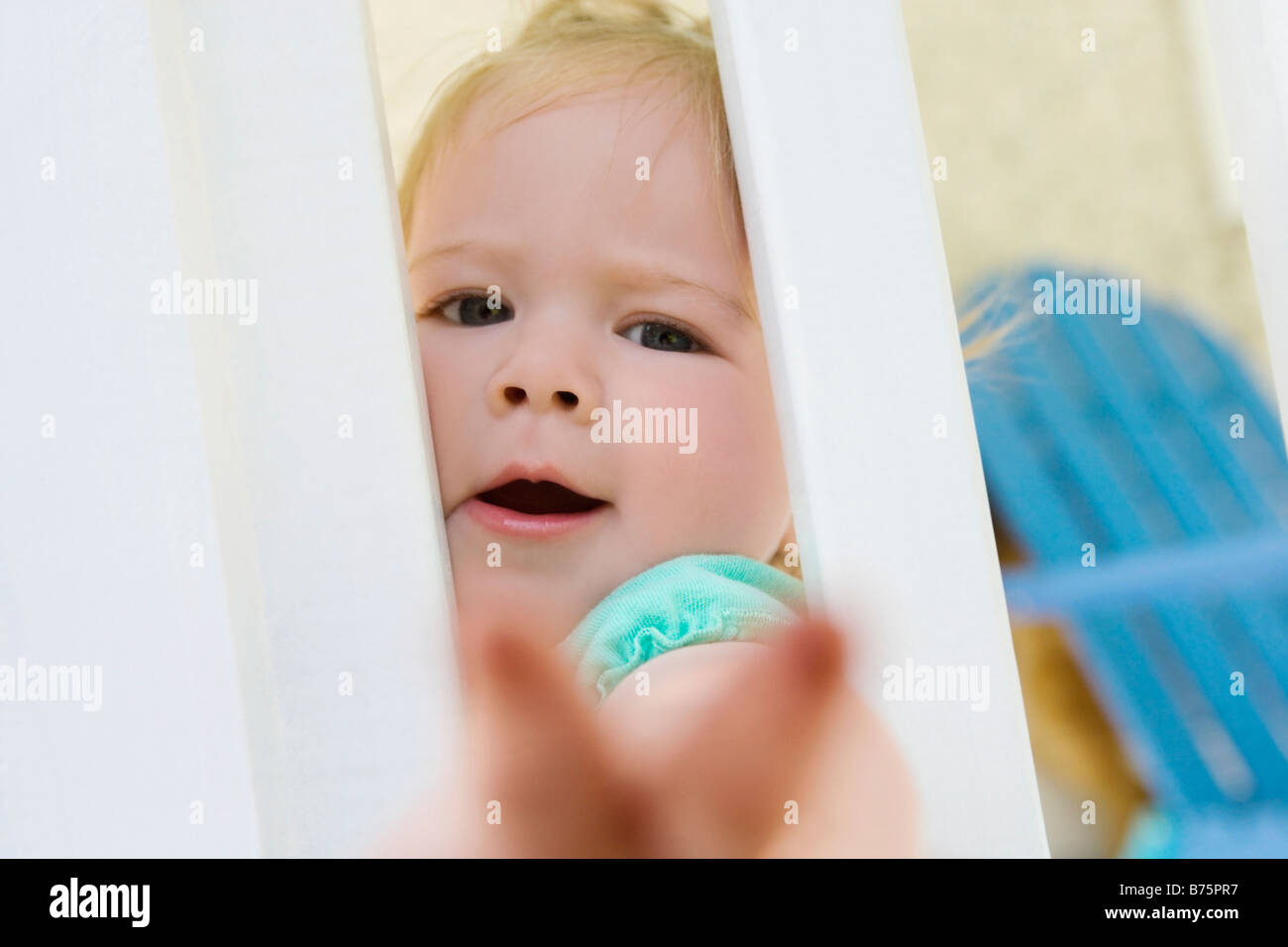 Porträt eines Mädchens Blick durch ein Fenster Stockfoto