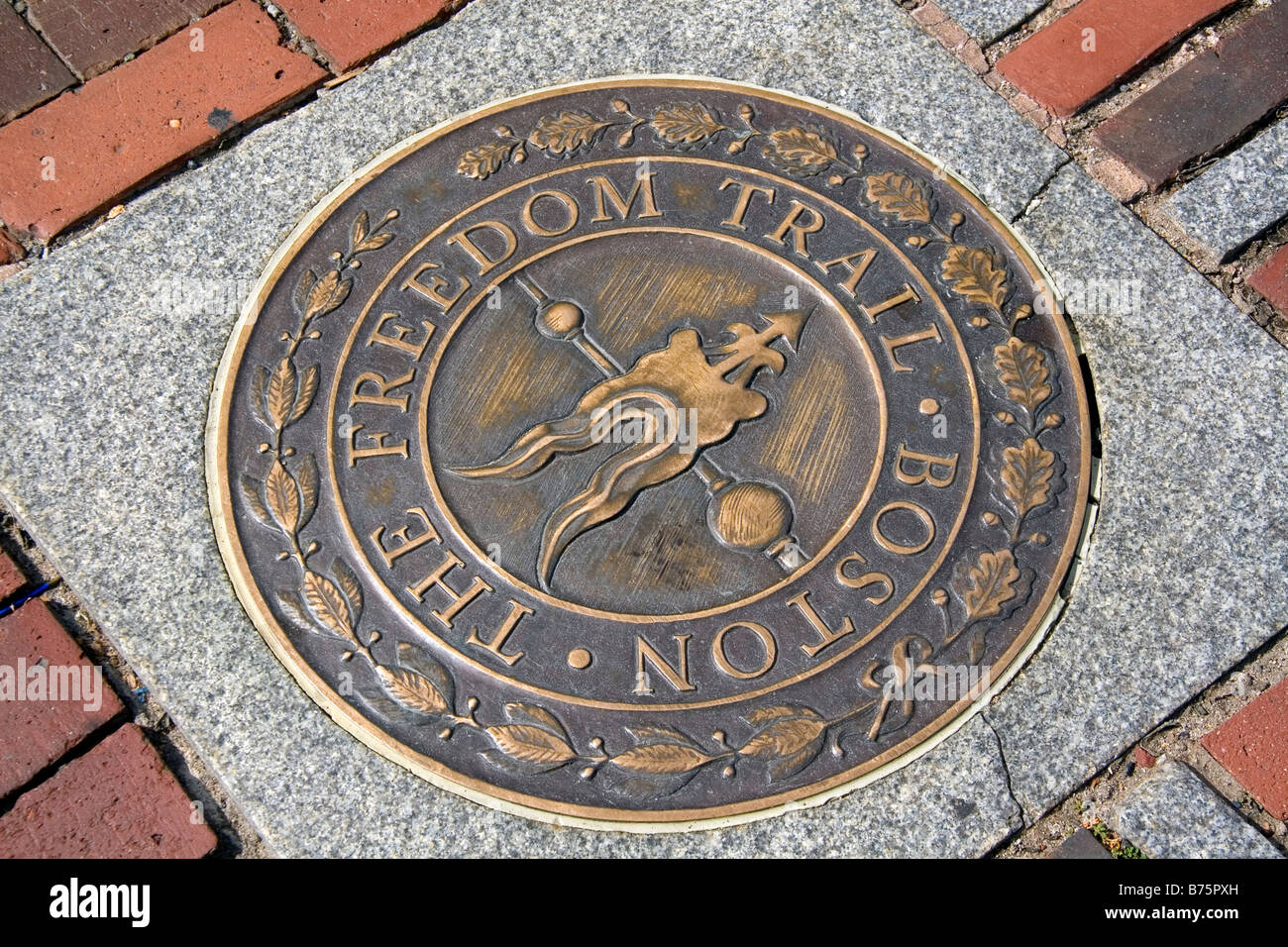 Dichtung, die Kennzeichnung der Freedom Trail an der Massachusetts State House befindet sich im Stadtteil Beacon Hill von Boston, Massachusetts Stockfoto