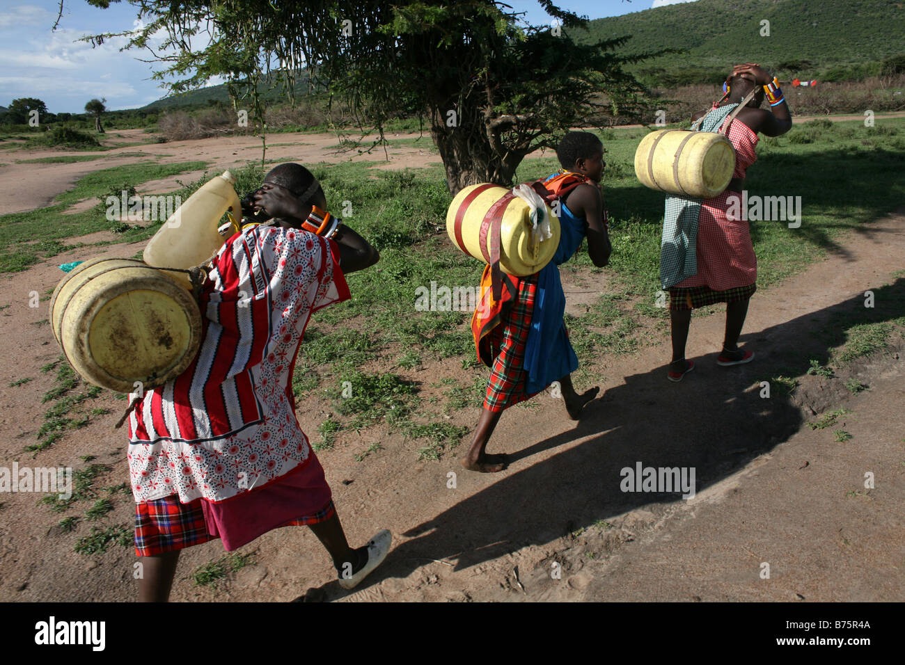 Ngoiroro ist ein Dorf mit 200 Einwohnern alle gehören zum Stamm Massai Dorf direkt liegt im Rift Valley südlich von Nairobi gegen den tansanischen Grenze Kinder sammeln von Trinkwasser aus dem örtlichen Brunnen Stockfoto