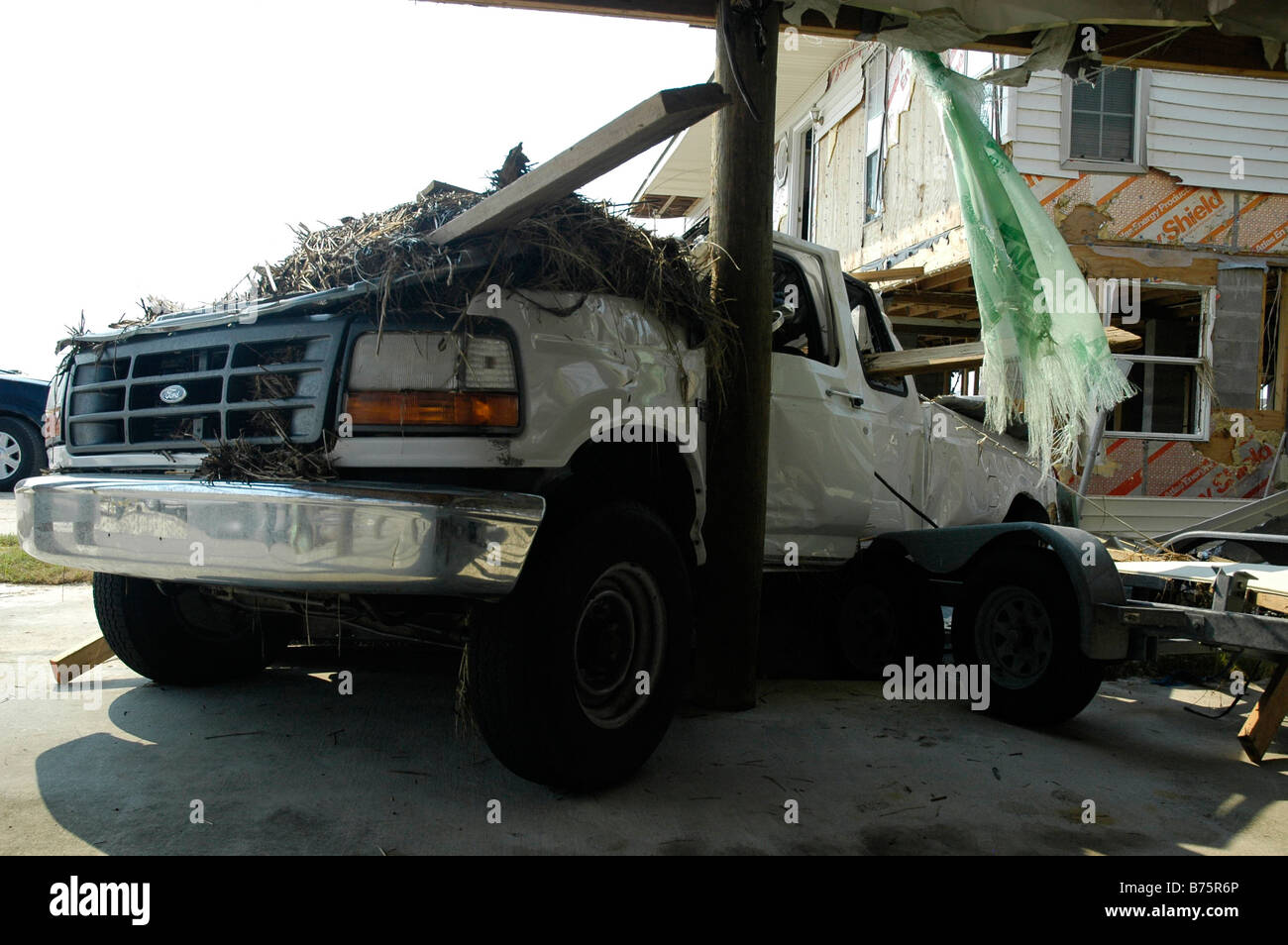 kaum erkennbare SUV nach Hurrikan Katrina zerstört Stockfoto