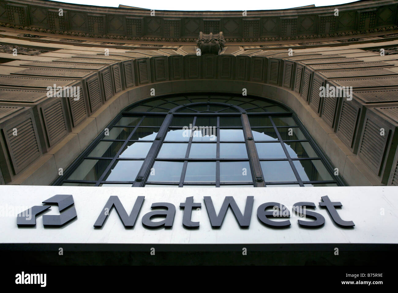 Natwest Bank Zeichen und Logos außerhalb einer Marke in Piccadilly London UK. Stockfoto