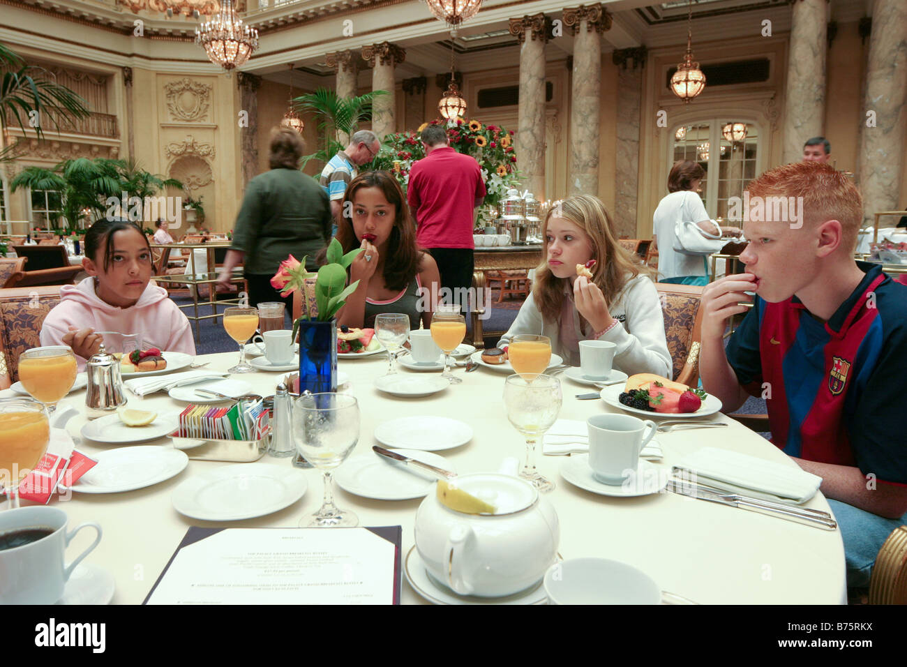 Kinder mit Frühstück im Garden Court, Palace Hotel, San Francisco, Kalifornien, USA Stockfoto