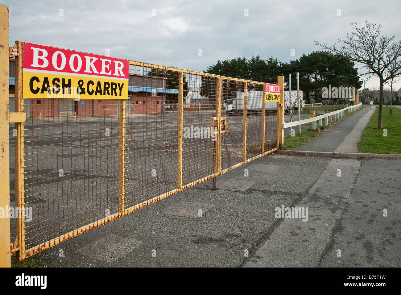 die geschlossenen Toren eine "Booker" Cash &amp; Carry store am Redruth in Cornwall, Großbritannien Stockfoto