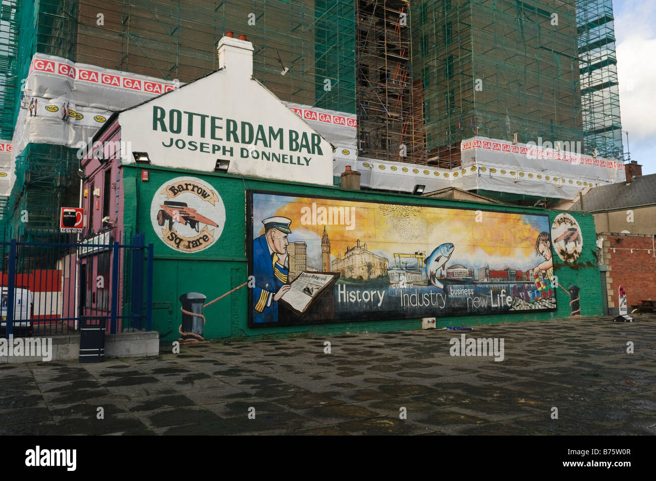 Rotterdam-Bar, Belfast, Besitz und betrieben von Chris Roddy.  Vordergrund ist Barrow Square. Stockfoto