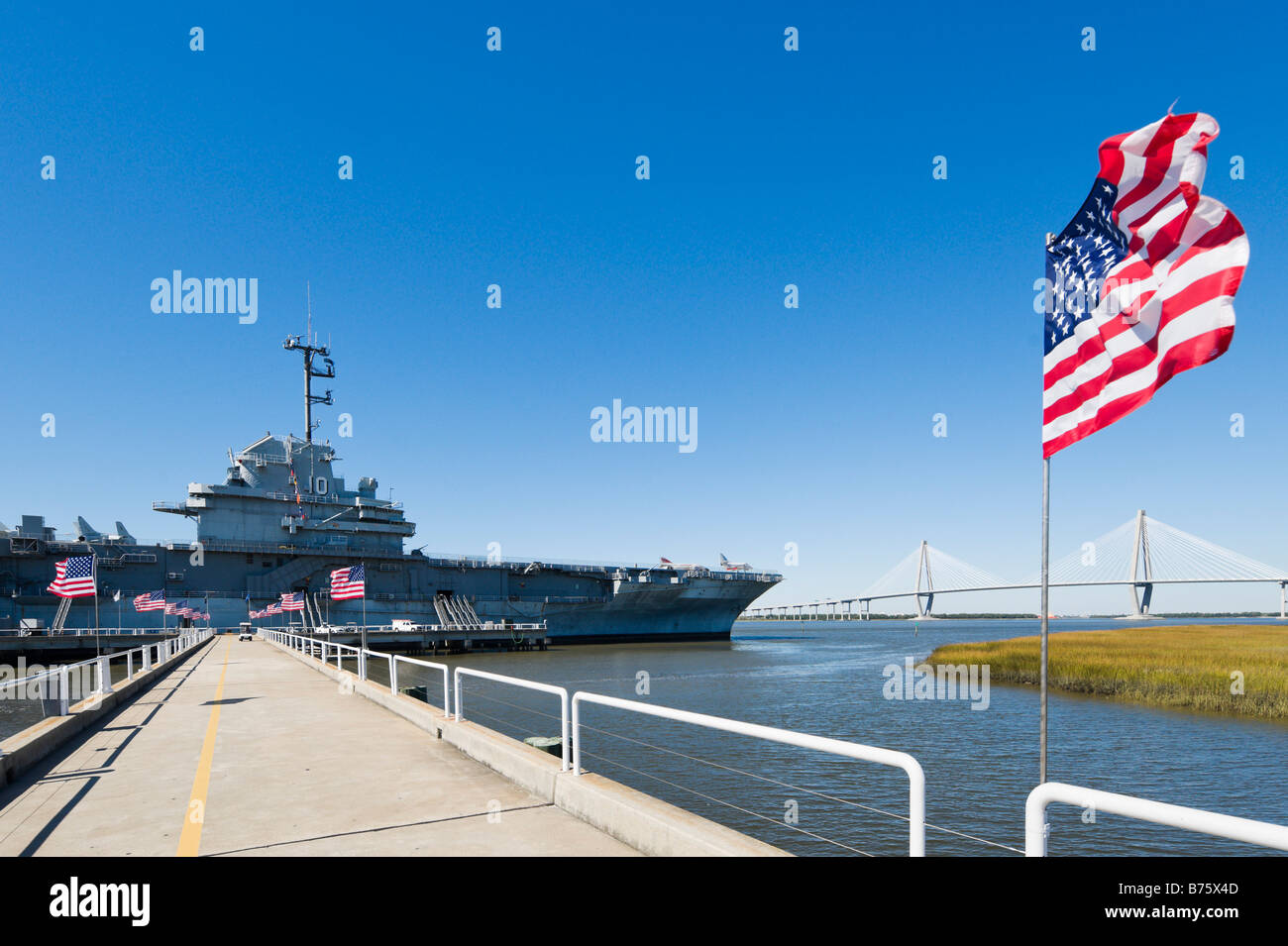 USS Yorktown Flugzeugträger und Arthur J Ravenel Jr. Bridge, Patriots Point Naval Museum, Charleston, South Carolina Stockfoto