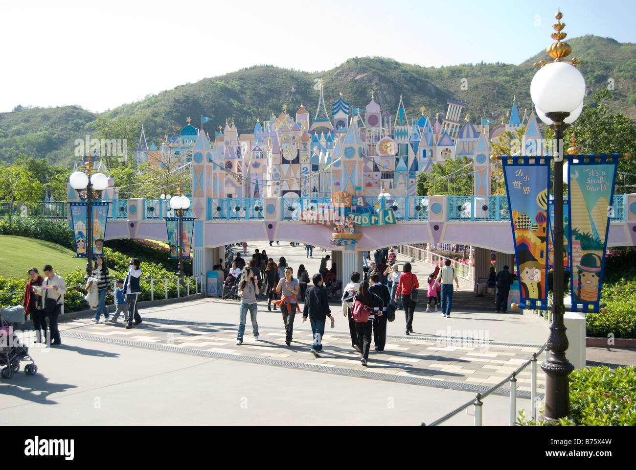 „IT’s a Small World“ Ride, Fantasyland, Hong Kong Disneyland Resort, Lantau Island, Hong Kong, Volksrepublik China Stockfoto
