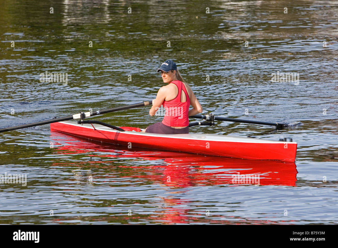 Rudern auf den Charles River in der Nähe von Harvard University in Cambridge größere Boston Massachusetts, USA Stockfoto