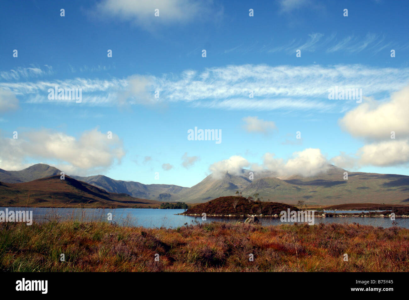 Loch Awe und Berge in Schottland an einem sonnigen Frühlingstag Stockfoto