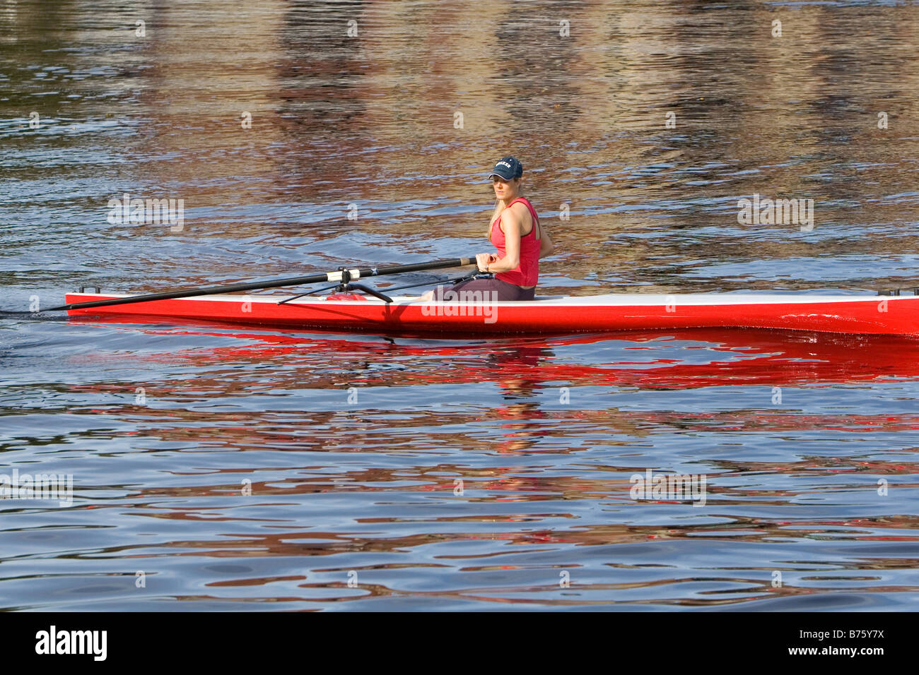 Rudern auf den Charles River in der Nähe von Harvard University in Cambridge größere Boston Massachusetts, USA Stockfoto