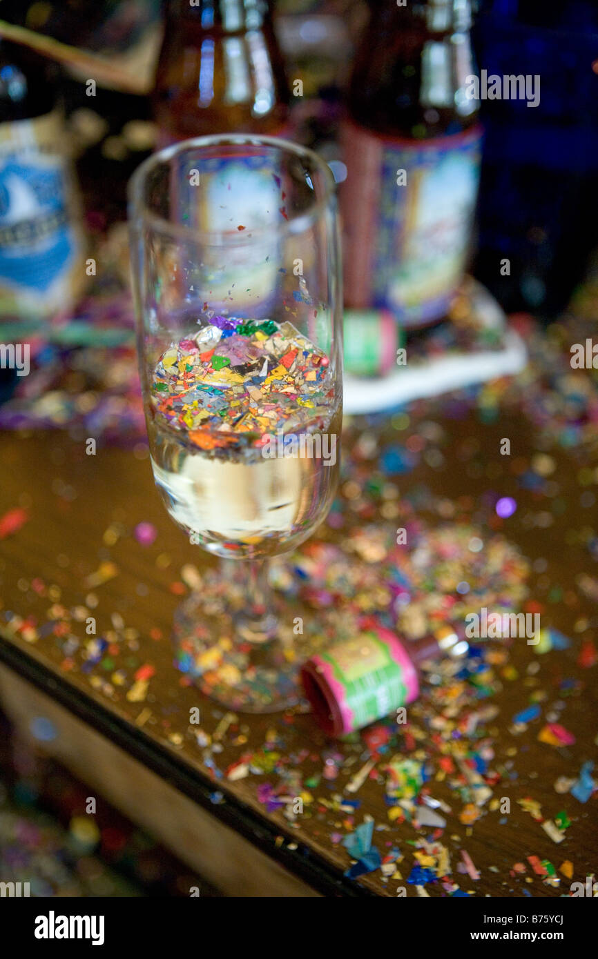 New Years Eve Party Wrack ein Sektglas mit Konfetti schwimmt auf der Oberfläche des Glases Champagner inklusive Stockfoto