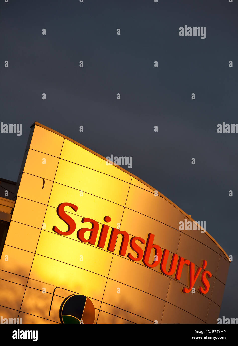 Sonnenschein auf dem J Sainsbury plc Supermarkt Shop am Maibaum Birmingham West Midlands Stockfoto