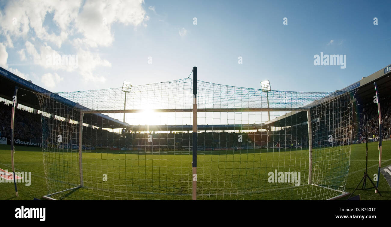 Ansicht von hinten das leere Tor ins gefüllten Stadion des deutschen Fußball-Clubs VfL Bochum Stockfoto