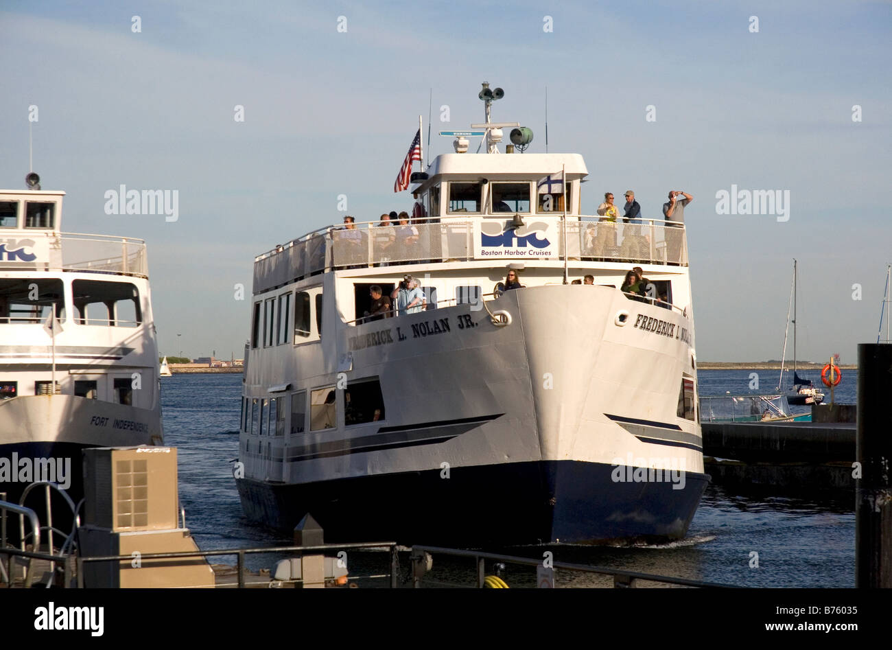Ausflugsboot nähert sich das Dock in Boston Harbor Boston Massachusetts, USA Stockfoto