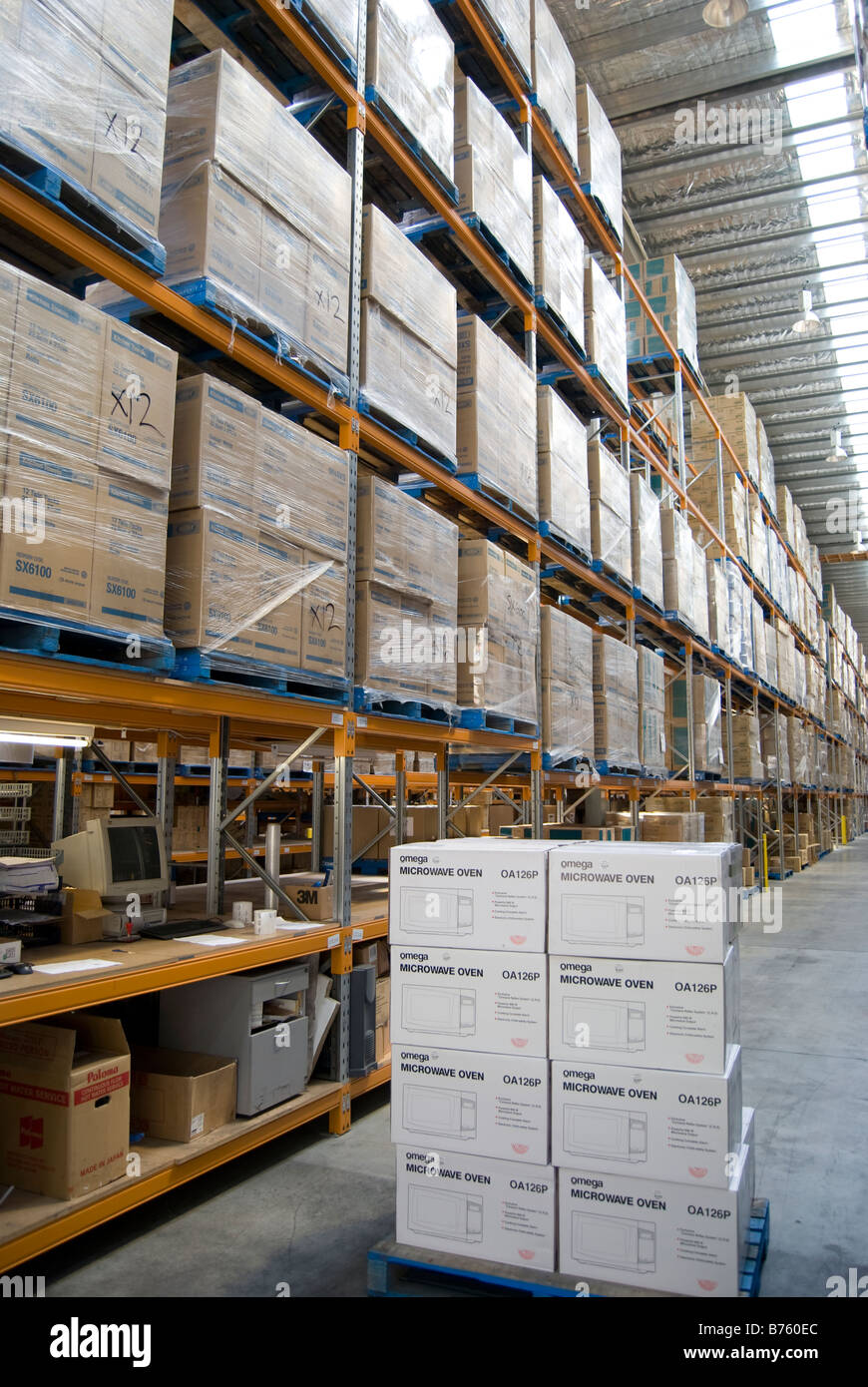 Large Warehouse Interior Online Distribution Stockfotos & Large ... Large Warehouse Interior Online Distribution Stockfotos & Large ...