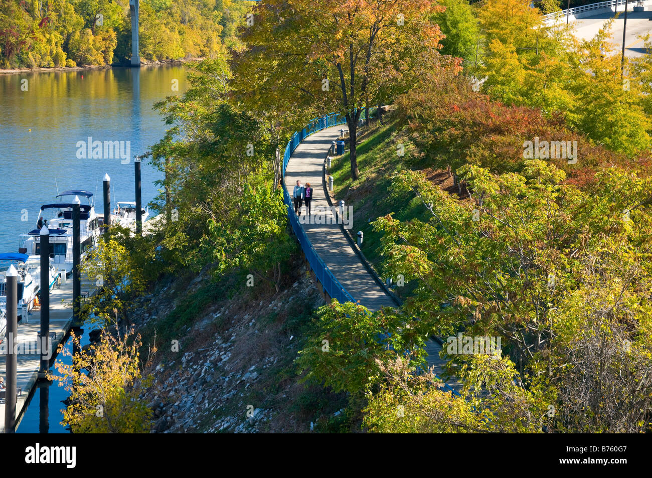 Menschen zu Fuß entlang dem Riverwalk am Tennessee-Fluss in Chattanooga, Tennessee Stockfoto