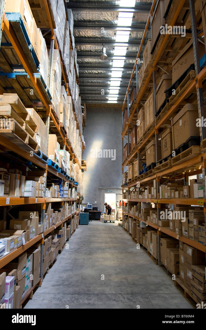 Large Warehouse Interior Online Distribution Stockfotos & Large ... Large Warehouse Interior Online Distribution Stockfotos & Large ...