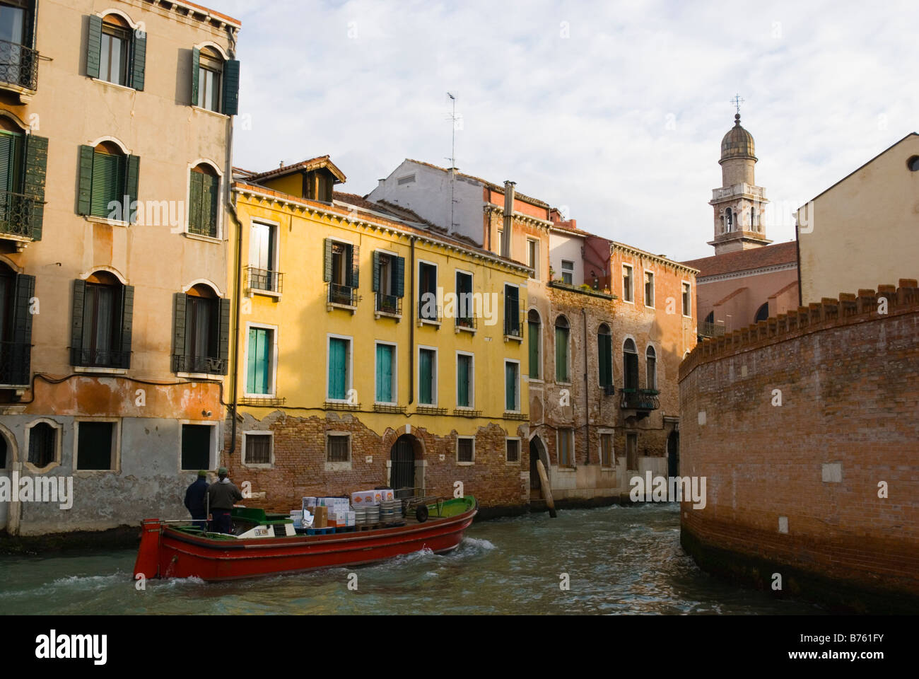 Lieferung-Boot auf einem ruhigen Kanal in Venedig Italien Europa Stockfoto