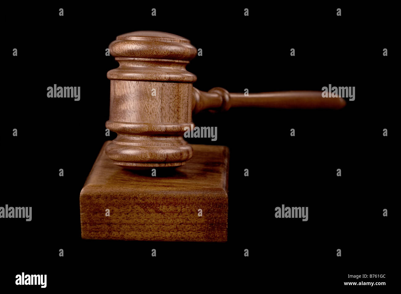 tolles Bild von einem Richter oder Auktionatoren Hammer auf schwarzem Hintergrund Stockfoto