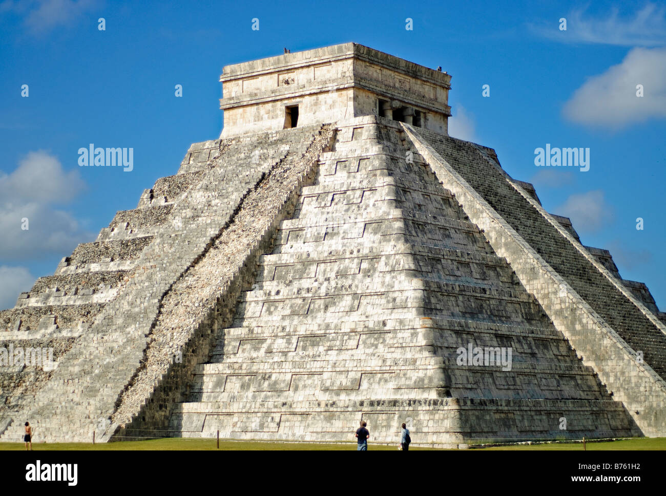 CHICHEN ITZA, Mexiko - El Castillo (auch bekannt als Tempel von Kuklcan) an den antiken Maya-Ruinen in Chichen Itza, Yucatan, Mexiko 081216094230 1949x.tif. Chichen Itza befindet sich auf der Yucatan-Halbinsel in Mexiko und ist eine bedeutende archäologische Stätte, die die reiche Geschichte und fortgeschrittene wissenschaftliche Kenntnisse der alten Maya-Zivilisation zeigt. Sie ist vor allem bekannt für die Kukulkan Pyramide, oder „El Castillo“, eine vierseitige Struktur mit 91 Stufen auf jeder Seite, die in einem einzigen Schritt auf der Spitze gipfelt, um die 365 Tage des Sonnenjahres zu repräsentieren. Stockfoto
