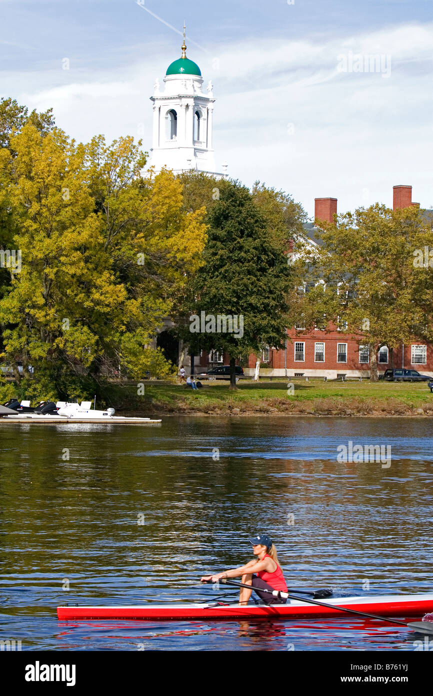 Rudern auf den Charles River in der Nähe von Harvard University in Cambridge größere Boston Massachusetts, USA Stockfoto