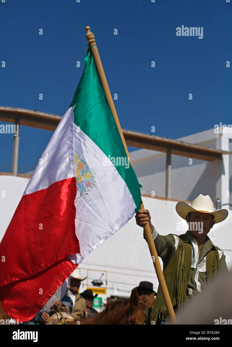 Mexikanische Cowboys Reiten mit einer mexikanischen Flagge auf dem Festival der Jungfrau von GUADALUPE LOS RODRIGUEZ GUANAJUATO Mexiko Stockfoto
