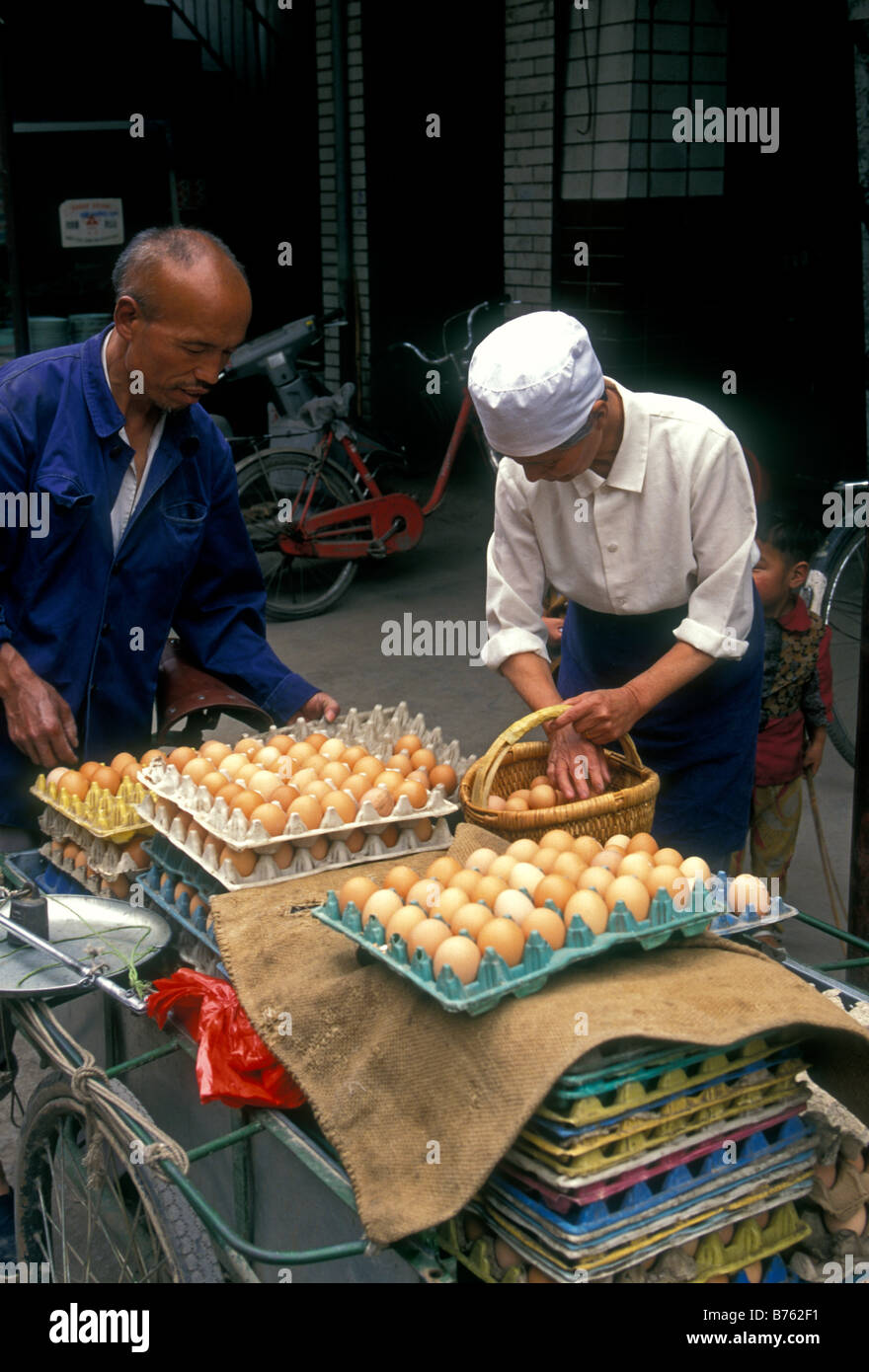 Chinesisch, Mann, Frau, Ei-Lieferanten, Hersteller, Verkäufer, Verkauf, frische Landeier, braunen Eiern, Eiern, Markt, muslimische Viertel, Xian, Provinz Shaanxi, China Stockfoto