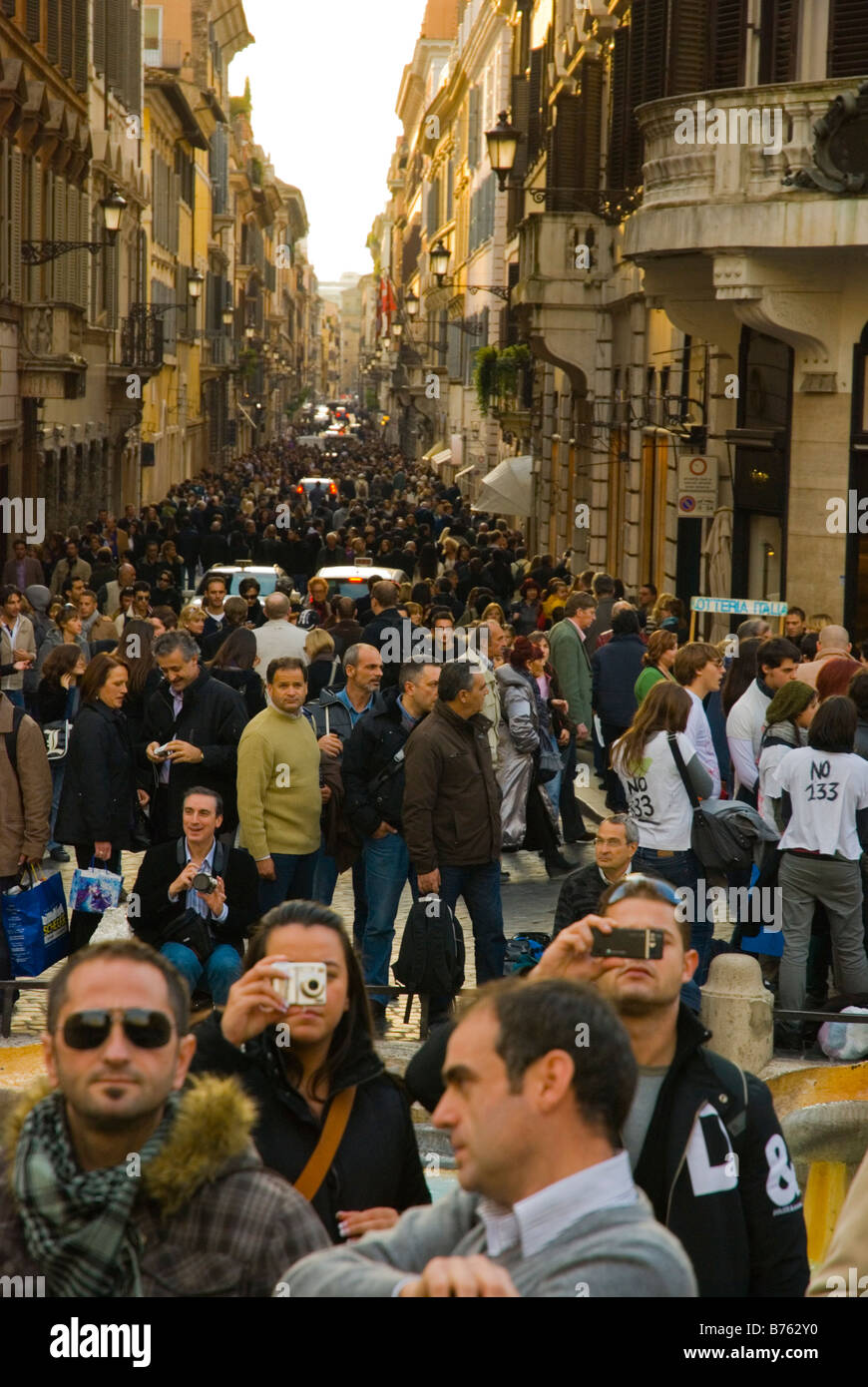 Menschen auf dem Platz Piazza di Spagna im Centro Storico Rom Italien Europa Stockfoto