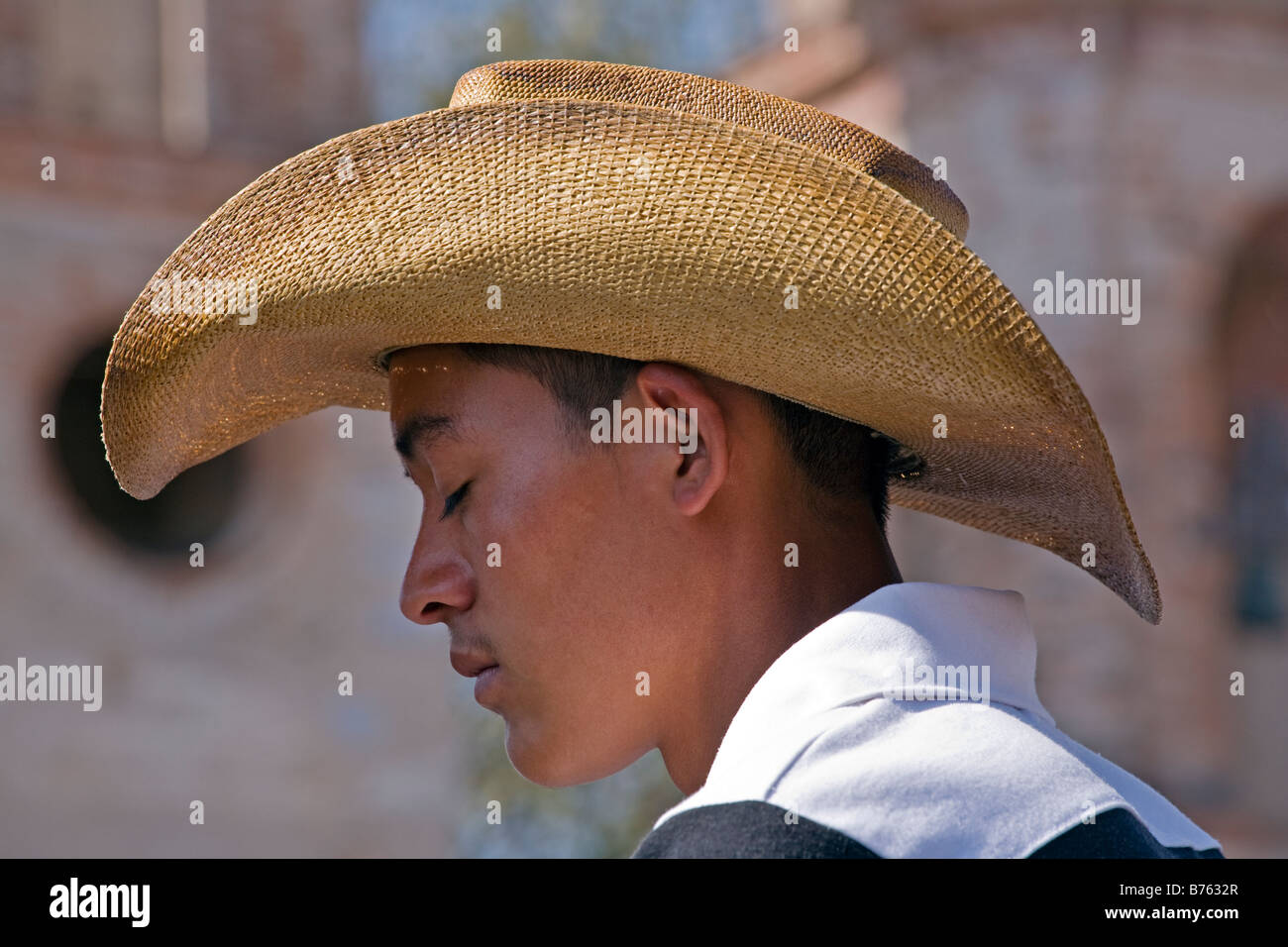 Ein CABALLERO oder mexikanische Cowboy reitet in die Stadt für das Festival der Jungfrau von GUADALUPE LOS RODRIGUEZ GUANAJUATO Mexiko Stockfoto