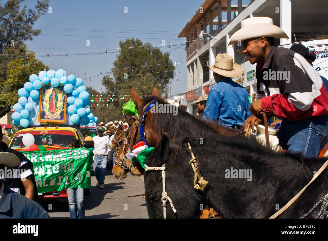 CABALLEROS oder mexikanischen Cowboys säumen die Straßen auf dem Festival der Jungfrau von GUADALUPE LOS RODRIGUEZ GUANAJUATO Mexiko Stockfoto