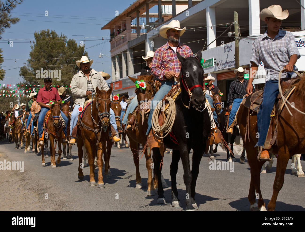 CABALLEROS oder mexikanischen Cowboys Reiten in die Stadt für das Festival der Jungfrau von GUADALUPE LOS RODRIGUEZ GUANAJUATO Mexiko Stockfoto