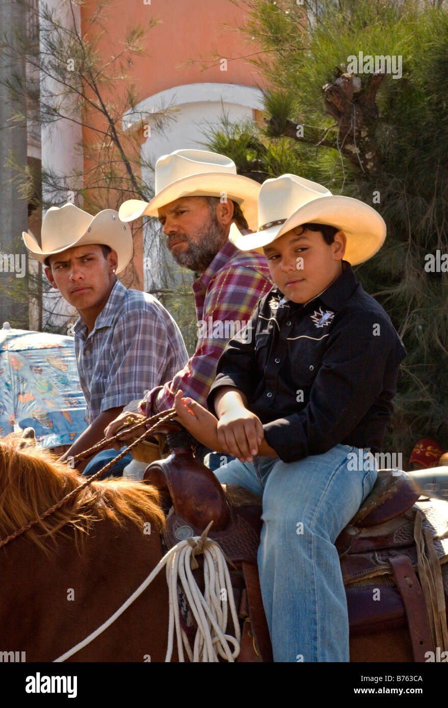 CABALLEROS oder mexikanischen Cowboys Reiten in die Stadt, das Fest der Jungfrau von GUADALUPE LOS RODRIGUEZ GUANAJUATO MEXIC feiern Stockfoto