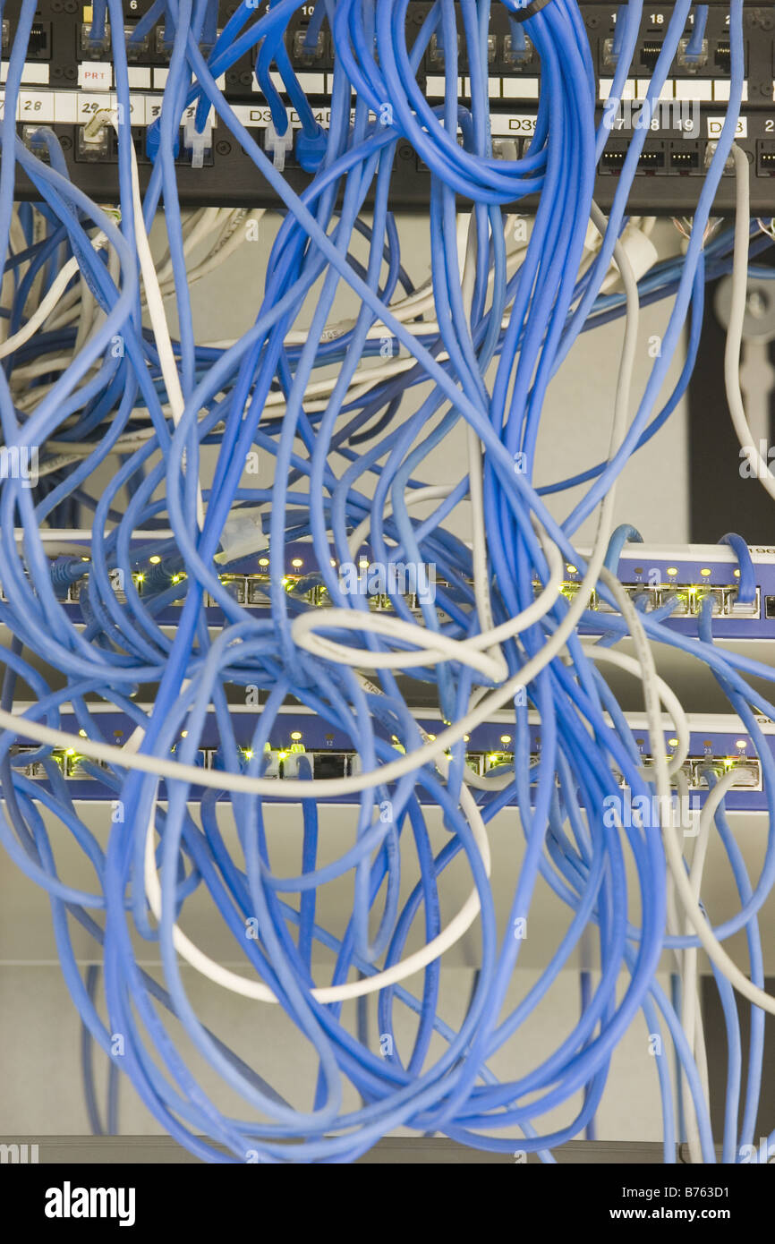 Kabel mit Computerserver verbunden Stockfoto