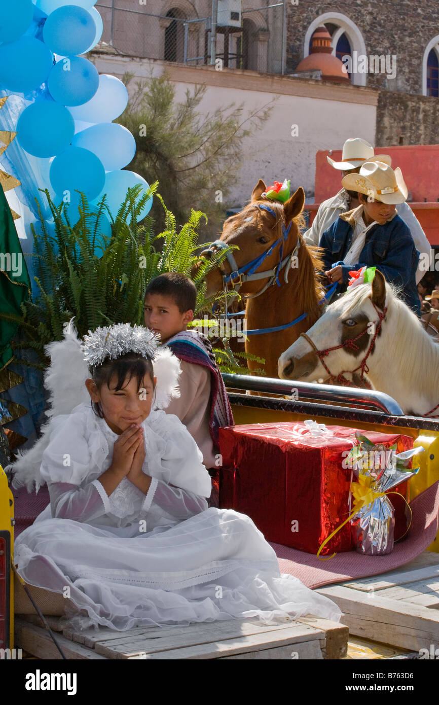 Ein junges Mädchen Engel während der Feier des Festes der Jungfrau von GUADALUPE LOS RODRIGUEZ GUANAJUATO Mexiko Stockfoto