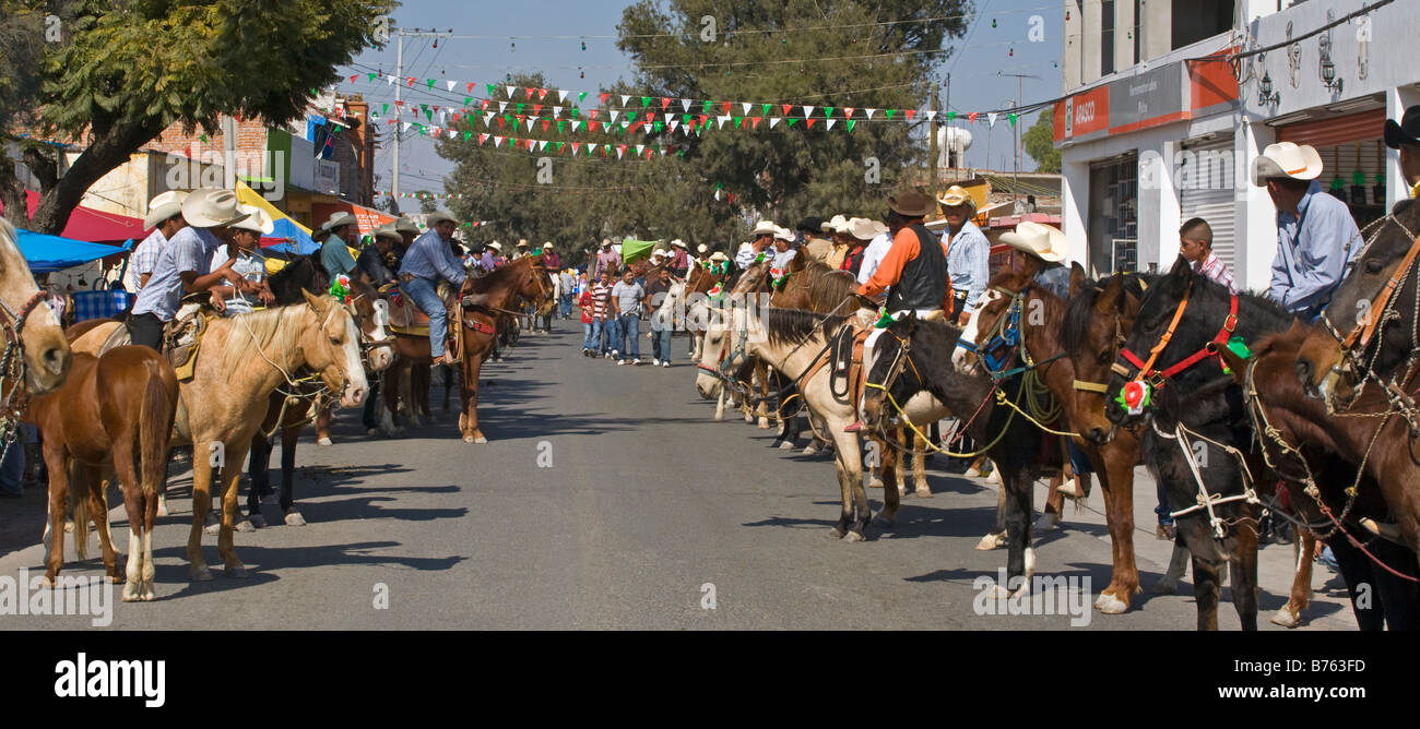 Mexikanische Cowboys Reiten in die Stadt, das Fest der Jungfrau von GUADALUPE LOS RODRIGUEZ GUANAJUATO Mexiko feiern Stockfoto