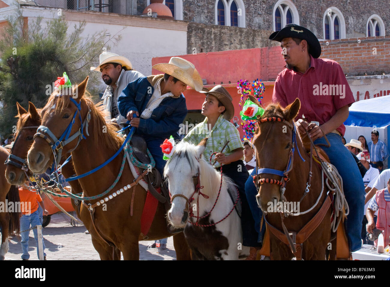CABALLEROS oder mexikanischen Cowboys Reiten in die Stadt zu feiern das Fest der Jungfrau von GUADALUPE LOS RODRIGUEZ GUANAJUATO MEXICICO Stockfoto